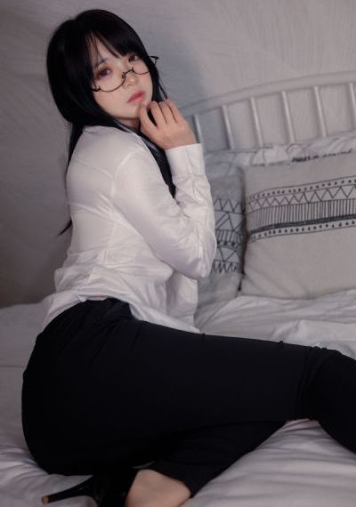 女大学生特殊的精油按摩