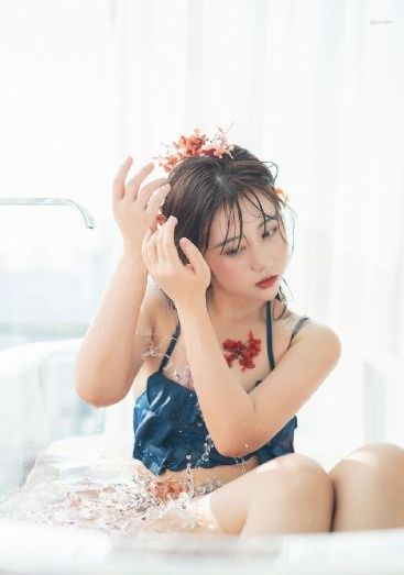 沙滩上的夏娃